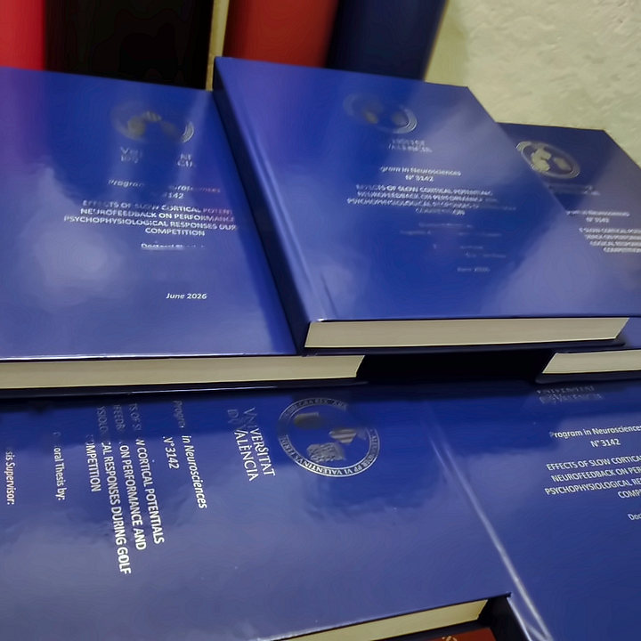 Tesis doctorales en azul con grabado plateado, trabajo de TodoEmpaste