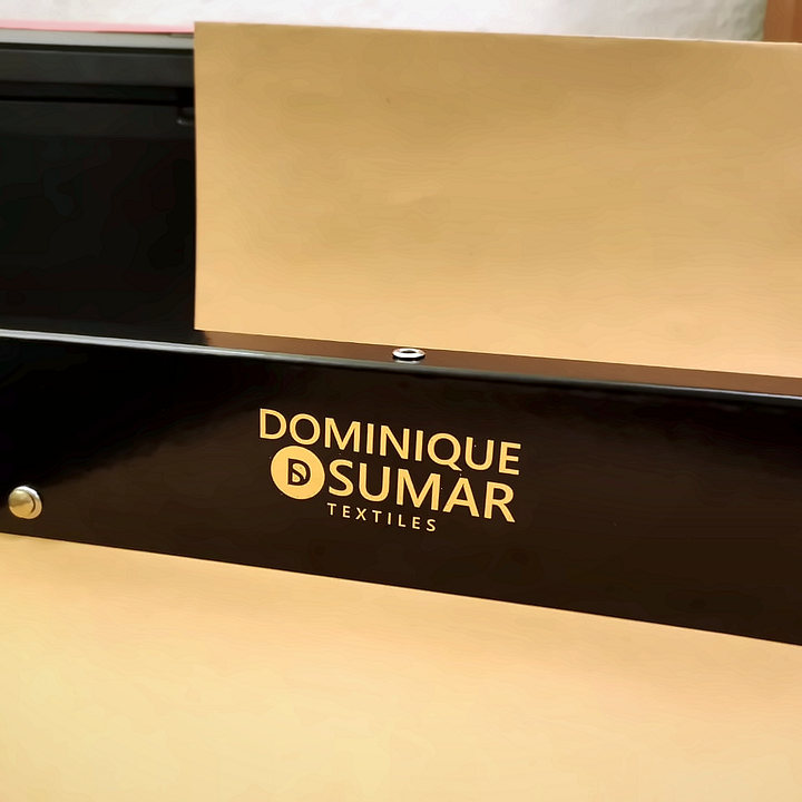 Carpeta corporativa laminada con impresión dorada, trabajo de TodoEmpaste