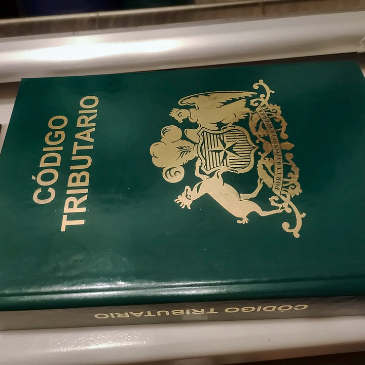Código Tributario en verde con escudo dorado, trabajo de TodoEmpaste