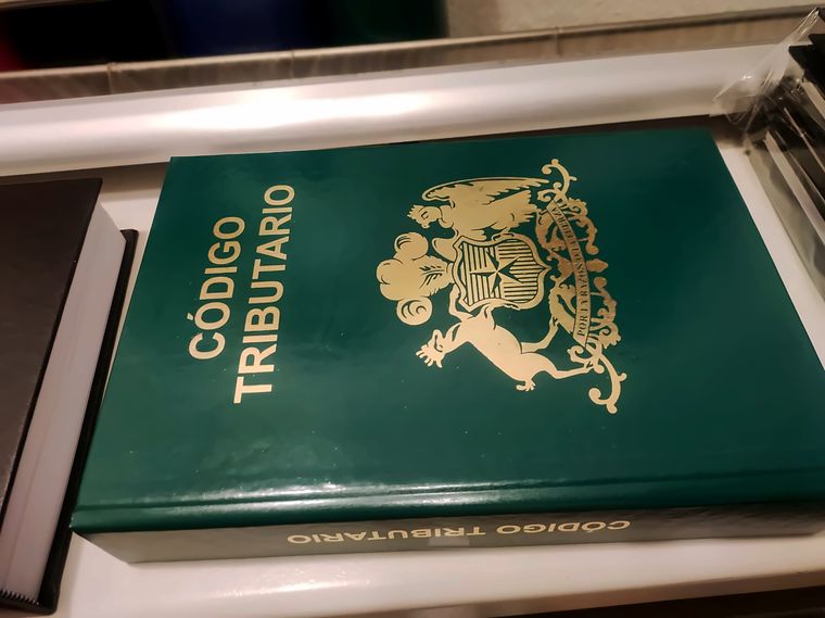 Código Tributario empastado en tapa dura verde con escudo dorado, hecho en TodoEmpaste